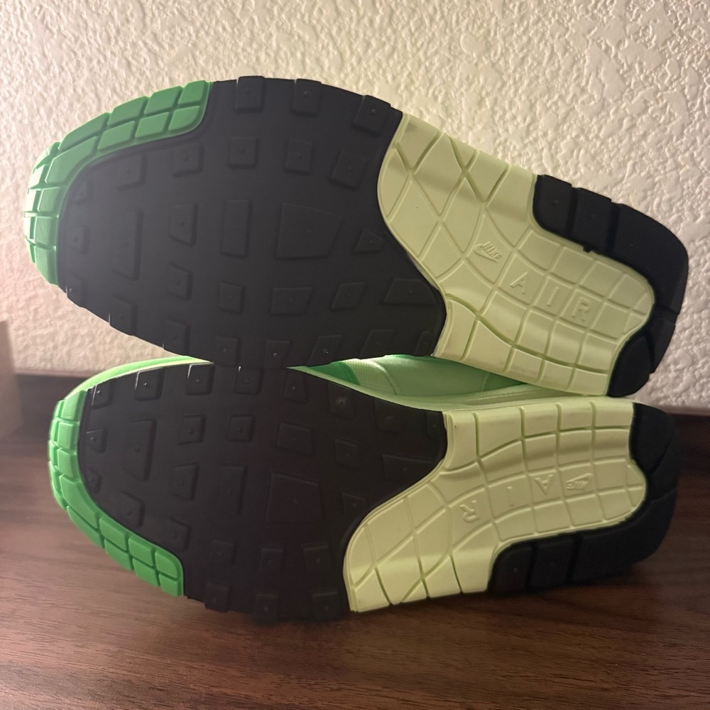 NEW Nike Air Max 1 '87 Vapor Green Athletic  Sneakers HJ7329-376 (Women 9/M 7.5) - Picture 6 of 7